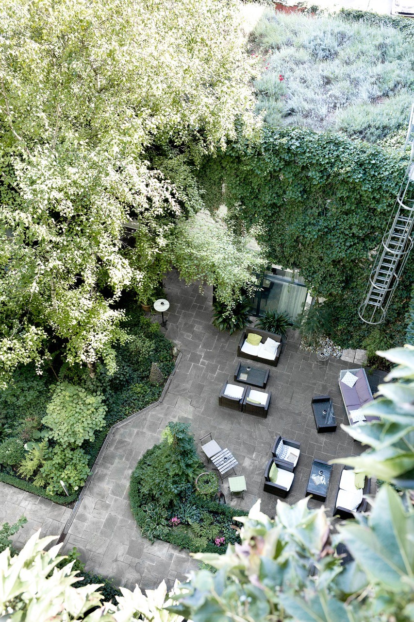 begrünter Innenhof des Boutique-Hotel Stadthalle in Wien
