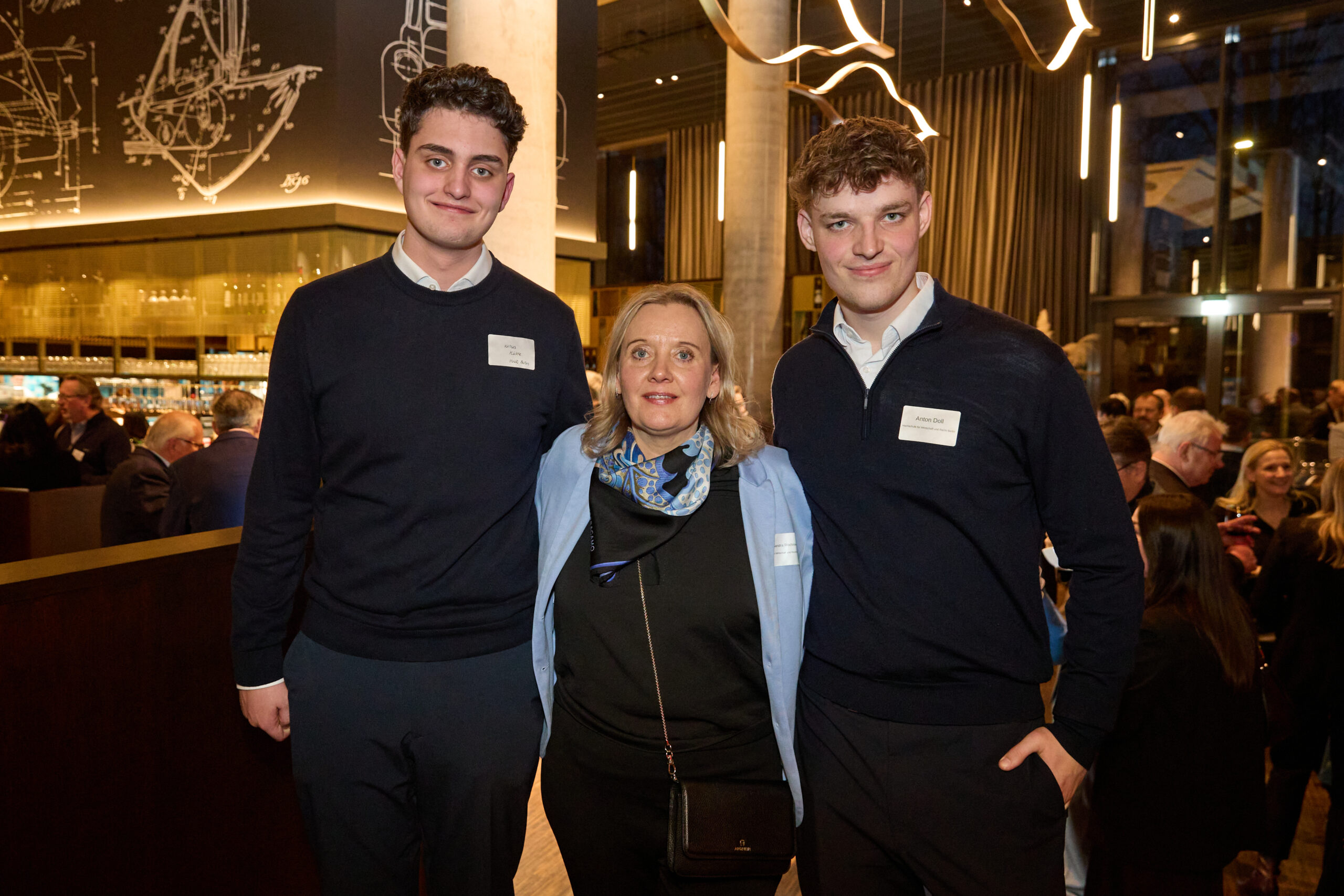 Foto: (v.l.n.r.) Linus Kühle (Student HWR Berlin), Prof. Dr. Sandra Rochnowski (HWR Berlin) und Anton Doll (Student HWR Berlin). Fotoquelle: Mike Auerbach.