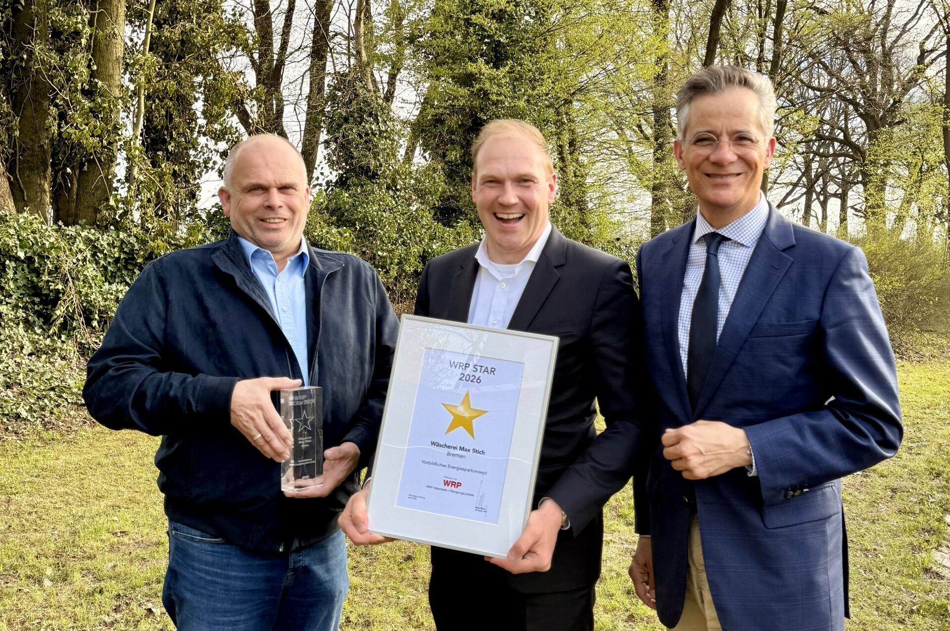 (v.l.n.r.) Bernd Ostermann (Wäscherei Max Stich GmbH), Moritz Stich (Wäscherei Max Stich GmbH) und Rolf Slickers (Servitex). Fotoquelle Servitex GmbH.